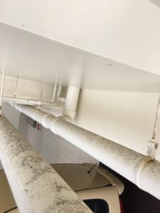 賃貸アパート駐車場の天井パイプの汚れ