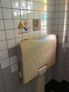 県総 かりゆし広場内のトイレにはオムツを替える台がある